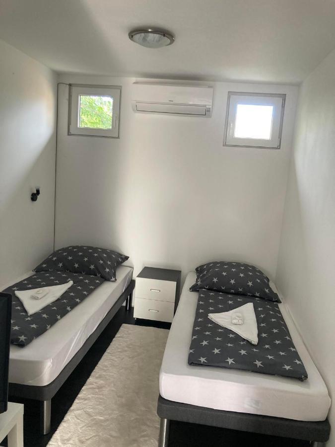 Aparthotel Arany Apartman à Cegléd Extérieur photo